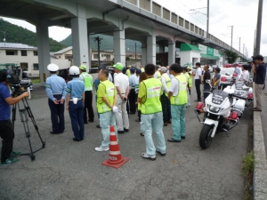 ザグスタ前にて交通安全街頭啓発を行いました。